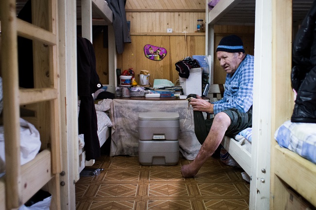 Чоловіки живуть в окремій кімнаті, заставленій двоповерховими ліжками